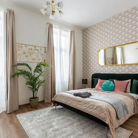Explore From A Luxurious Cozy Lägenhet Budapest