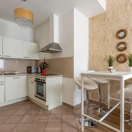 Explore From A Luxurious Cozy Apartamento
