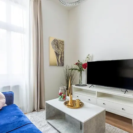 Explore From A Luxurious Cozy Budapeşte