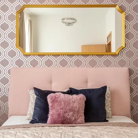 Explore From A Luxurious Cozy Budapeşte